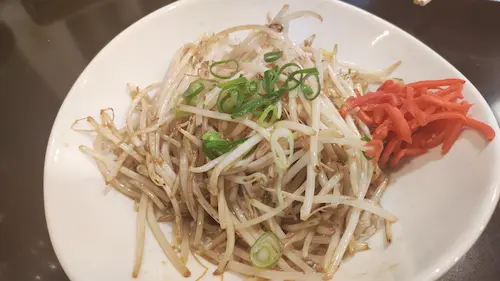 香ばしく炒めたもやし炒め。ごま油の風味が食欲をそそる定番副菜
