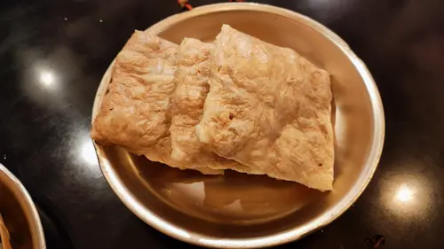 スライスチーズを揚げて作ったパリパリチーズ。香ばしくてサクサクの食感
スライスチーズを高温で揚げたパリパリチーズ。濃厚な旨味と軽い食感が魅力のおつまみ
外はパリッと、中はチーズのコクが広がる揚げチーズスナック。シンプルながらやみつきになる一品
サクッと香ばしい!スライスチーズを揚げたパリパリチーズでおつまみ革命