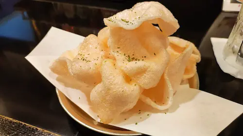 ベトナム風のエビチップス。サクサク軽い食感と香ばしい海老の風味が広がる揚げスナック