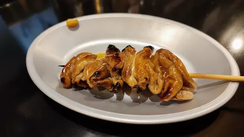 炭火で焼かれたシロ串。ぷりぷり食感の豚の小腸串焼き