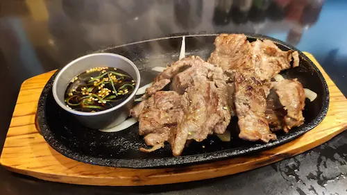 表面は香ばしく、中は柔らかいハラミステーキ。肉汁があふれる絶品グリル