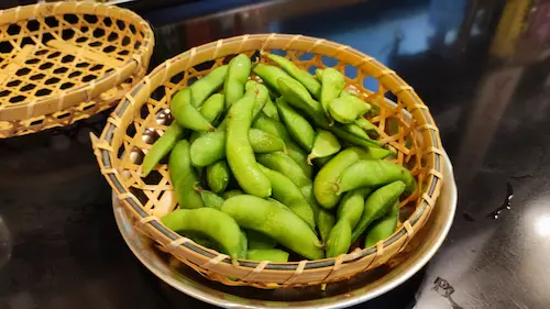塩ゆでされた枝豆。ほくほくとした食感と自然な甘みが楽しめる定番のおつまみ