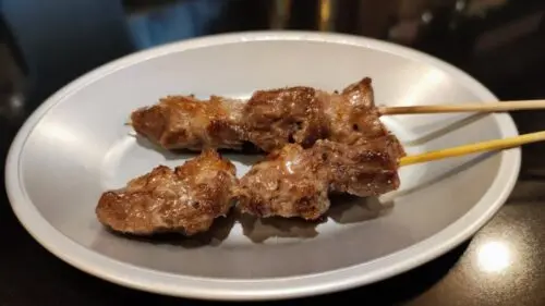 香ばしく焼き上げたハラミ串。肉厚でジューシーな牛の横隔膜部位